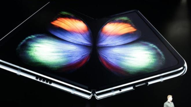 Samsung'un dev etkinlii balad. lk srpriz Galaxy Fold adn tayan ve ekran katlanabilen telefonu oldu. Ekran katlanmadnda, 7.3 in'lik tablet ekran gibi grnyor; katlandnda ise 4.6 in'lik bir ekrana sahip oluyor ve standart bir telefondan fark kalmyor.