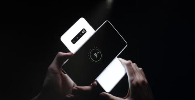 Standart kablosuz arj ile Galaxy S10'u yzde 36 daha hzl arj edebiliyorsunuz. "Akll Wi-Fi" ilevi, LTE ve kablosuz a arasnda gei yaparken pil tasarrufu salyor.    Galaxy S10, Wi-Fi 6'y (IEEE 802.11ax) destekliyor. Bu anlamda da telefon pazarnda bir ilki baaryor.    Ve gelelim uygun fiyatlar olmas beklenen Galaxy S10e modeline... Galaxy S10e grnd. 5,8 in'lik daha uygun ve daha tanabilir bir telefon.