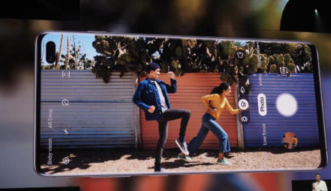 Telefonun arka yzndeki l kamerada nc kamerann rol nemli:  Telefona telefoto lensin yannda ultra geni lens eklenmi olmas, gzel bir dokunu olmu. Ultra geni panoramalar, dikey olarak daha fazla grnty barndryor.