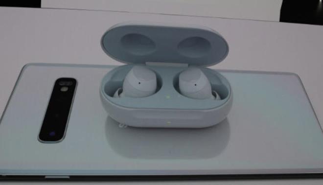 APPLE AIRPODS'A RAKP GELD: SAMSUNG GALAXY BUDS  <br>  Apple'n AirPods'una rakip olacak Galaxy Buds duyuruldu. Tek arj ile 5 saatlik konuma veya 6 saat mzik dinleme sresi sunuyor. Bixby, Almanca, talyanca ve spanyolcay destekiyor. "ngiliz ngilizcesini" de. Galaxy Buds, 8 Mart'tan itibaren satn alnabilecek. Galaxy Buds'un kutusu AirPod'a ok benziyor.