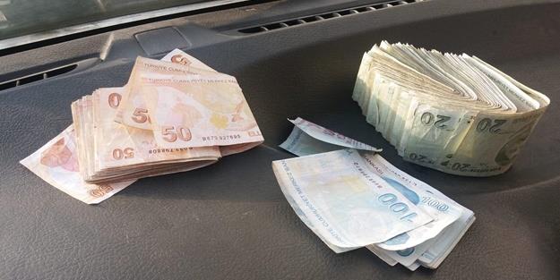 Harekete geen polis, 5 kiiyi gzaltna alrken yaplan aramada, ok sayda senet, mterilere ait szleme, mterilere ait kimlik fotokopisi, pos cihazlar ve kaytlarn bulunduu ajandalar ele geirildi.