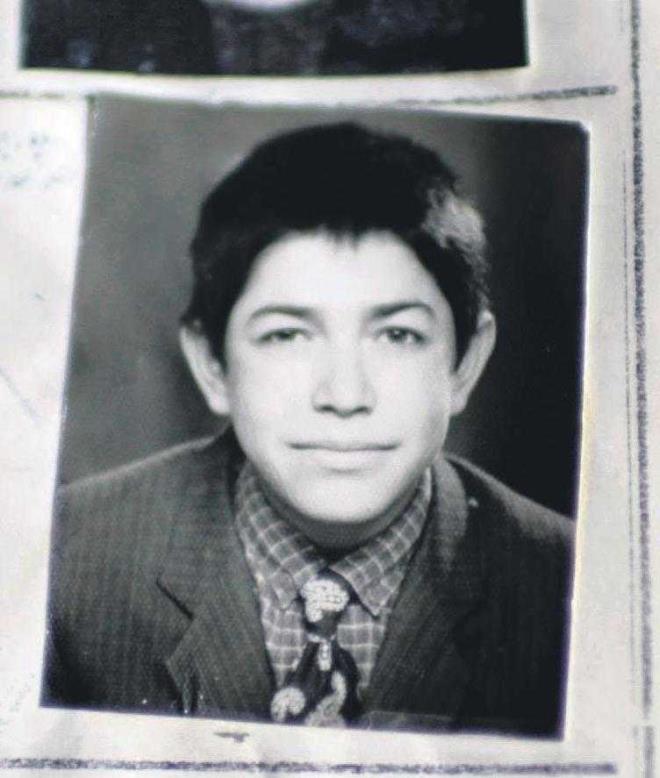 1974 ylnda Nide&#8217;nin Bor ilesine bal ukurkuyu beldesinde yedi ocuklu bir aileden gelen mer Halisdemir, ocukluunu Nide'nin ukurkuyu beldesinde geirmitir.