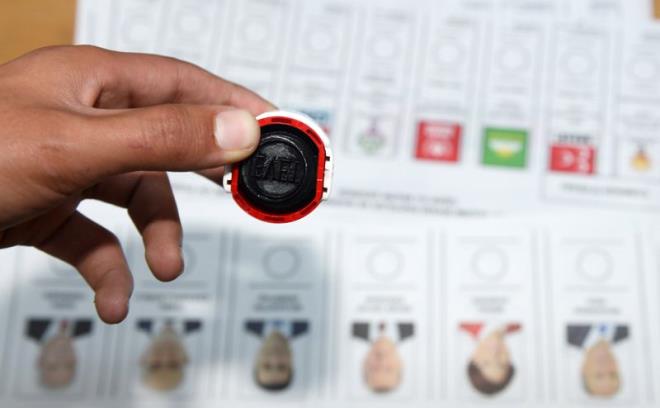 MHP'DE KARARSIZ SEMEN  Bakn biz burada hi reytingleri konumadk. &#8216;Bugn seim olsa ne olur' diye konumadk. Ben mesela AK Parti'nin danman olsam gidin u MHP'nin kararsz olan semeninin neden kararsz olduunu aratrn derim veya CHP'ye oy veriyor olsam, Y Parti'nin yzde 9'u size oy vermiyor neden byle dnyorlar gidin bakn derim.