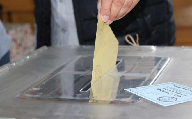 Muharrem nce'ye oy verenlerin yzde 90' &#8216;Ekrem mamolu'na oy vereceim' diyor. yzde 2.6's &#8216;Binali Yldrm'a oy vereceim' diyor. Burada kararszlk oran 2.7. Kendi semenini Cumhuriyet Halk Partisi tutmu gibi gzkyor.