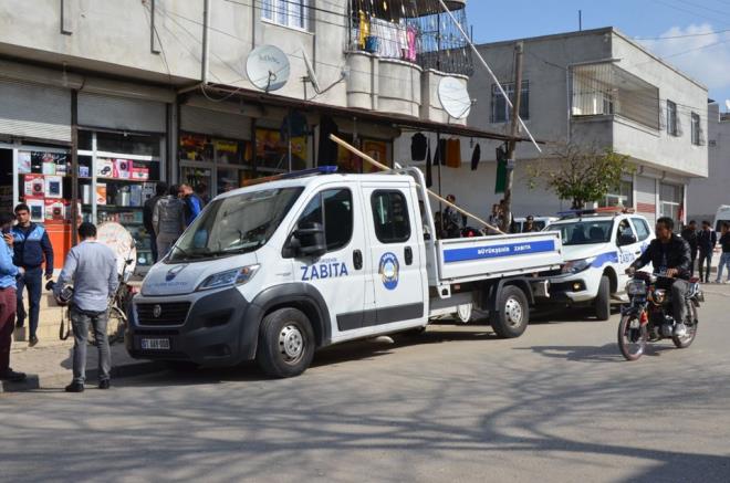 Zabta tarafndan gerekletirilen operasyona destek veren Bahelievler Muhtar Mehmet zden, &#8220;Arapa tabelalarn skm konusunda zabta personellerine teekkr ediyorum. Mahallemizdeki dier esnafmz ok byk maduriyet yayorlar. Yasal olarak Arapa tabela aslmas uygun olursa assnlar ama bu kanunsuz bir i o yzden kaldrlmas doru&#8221; diye konutu.