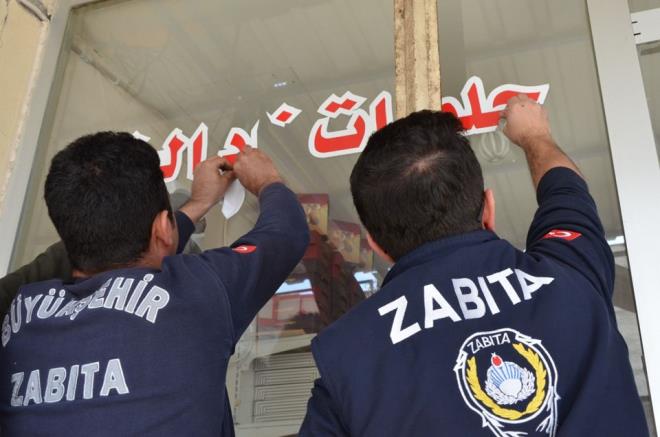 Adana&#8217;da zabta ekipleri kent genelinde yabanc tabela operasyonu dzenledi. Dzenlenen operasyonda kanun gerei yzde 75&#8217;i Trke olmayan tabelalar tek tek sklerek i yeri sahipleri uyarld.