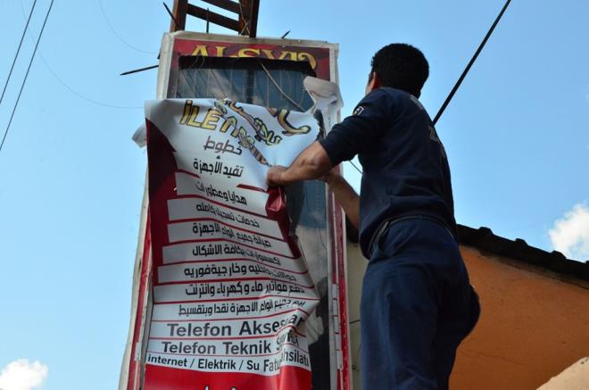 Sklen afi ve tabelalar zabta ekipleri tarafndan imha edilmek zere Zabta Daire Bakanlna gtrld.