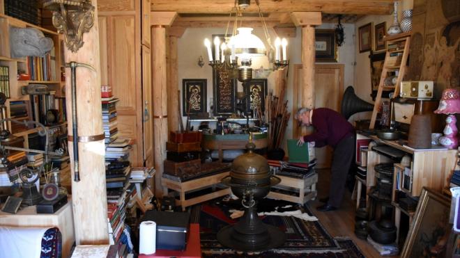 Beyazt Camisi yaknlarnda 1970`li yllarda arkadalaryla ay ierken yerde sergilenerek satlan Osmanl ve Seluklu sanat eserlerini bir turistin ayayla kmseyerek kartrdn gren Akgl, bu duruma zld iin hayatn ata miraslarna sahip kp korumaya adad.