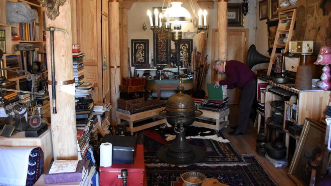 lkokulu memleketinde bitirdikten sonra eitimi iin ailesiyle stanbul`a giden Akgl, okul hayatn tamamladktan sonra niversitede akademisyen ve kurduu irkette ynetici olarak alt.