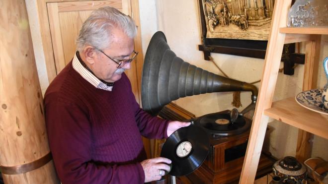 "Ky hayatn tercih ettim"     Mehmet Akgl, yapt aklamada, kk yata ayrld memleketine, anne ve babasnn vefatnn ardndan tekrar dndn syledi. Akademisyenlikten sonra baarl bir i hayat olduunu fakat koleksiyon tutkusundan asla vazgemediini aktaran Akgl, yle devam etti: "Kutsal kitabmz, ayetler, hadisler hat sanatyla yazlmtr. O kutsalln hrmetine rneklerin en gzeli yaplan hat sanat ile koleksiyona baladm. Osmanl ve Seluklu sanat eserlerini kendi imkanlarm lsnde almay srdrdm. Sahip olmak egosuyla deil, korumak anlayyla alabildiim kadar eser almaya baladm. Pe pee anne ve babam kaybedince de ya ky yaatmam ya da stanbul`daki hayatma devam etmem gerekiyordu. Ben ky hayatn tercih ettim. Bunun iin de yaayabileceim, standartlarma ve hobilerime uygun bir mekan yapmaya karar verdim. Selukluyu, Osmanly ve Cumhuriyet`i soluyabileceiniz, onlarla yaayabileceimiz bir alan yaptm."