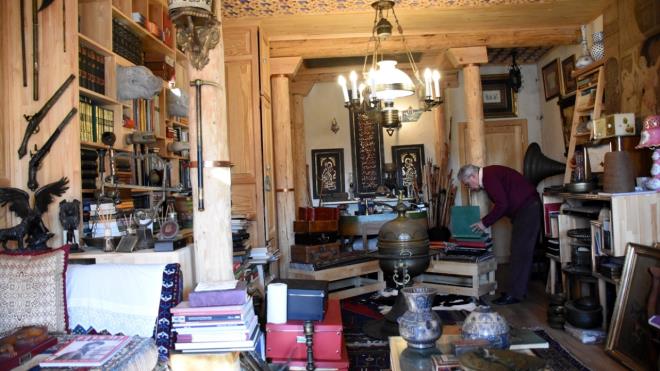 "Osmanly bire bir temsil ediyor"     Akgl, evi fark dnemlere uygun motifler ve eserlerle restore ettirdiini vurgulayarak u ifadeleri kulland: "Bu evde zel biblo ile eyalarn bulunduu bir bey odas, iinde eski radyolar ve renksiz televizyonlar olan ky odas, sanat deeri yksek zel eserlerin olduu salon, eitli dnemlere ait eyalarn bulunduu mutfak, gm ve hamam taslarnn bulunduu banyo mevcut. Bey odas duvarlarnda bulunan motiflerde, hayatn srekliliini simgeleyen ve Osmanlda `arkfelek` diye tanmlanan 4 tarafnda kfi olarak `Muhammed` ve `Ali` yazyor. Bu, Osmanly bire bir temsil ediyor. Tabii tavanda da Cumhuriyet`i simgeleyen ay yldzmz ve bayramz var. Salonun dier blmnde Seluklu motiflerini simgeleyen ve yldzlardan oluan bir tavan sslemesi var. Bunlarn yannda farkl dnemleri yanstan birok motif ve eser bulunmaktadr."