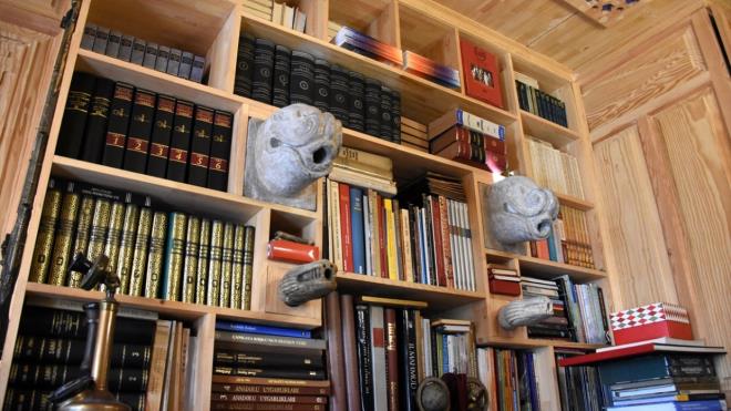 Akgl, odalar, banyo ve mutfakta kulland eyalarn Seluklu, Osmanl ve Cumhuriyet dnemlerine ait olduunu anlatt.     Koleksiyonu insanlarla paylamann nemine deinen Akgl, 4 bin 500 eserden oluan ve 30 ylda tamamlad hat sanat koleksiyonunu hem yurt iinde hem de yurt dnda sergilediini hatrlatt.