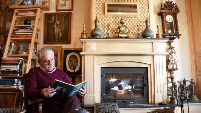 Koleksiyonundaki eserlerden bazlarn memleketindeki evine getiren Akgl, motiflerine uygun eyalarla da odalar ssledi.     Odalarda ilemeli rahle, gramofon, radyo ve antika birok eyay sergileyen Akgl, mutfakta ise Osmanl ve Seluklu dnemlerine ait bakr tabak, tencere, atal ve kaklar muhafaza ediyor.