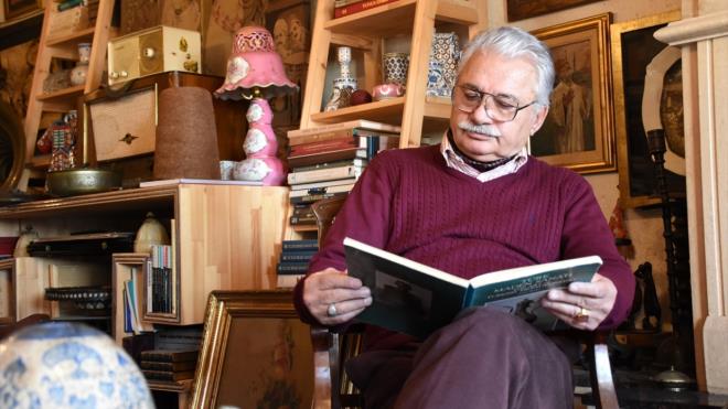 Asistan olarak alrken maann byk bir blmn bu ie ayran Akgl, koleksiyona ilk olarak hat sanatyla balad.     Zamanla eserlerini genileten Akgl, hat sanatnn yannda tespih, yzk ve aksesuar gibi birok eseri de koleksiyonuna dahil etti.