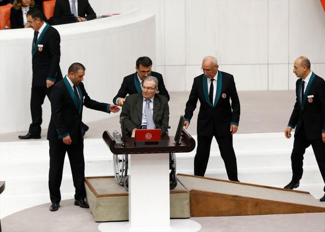 CHP Antalya Milletvekili Deniz Baykal, TBMM Genel Kurulunda yemin etti. Genel Kurul, TBMM Bakanvekili Levent Gk bakanlnda topland. TBMM Bakanvekili Levent Gk, "Bugn zel bir gn. Trk siyasetinin duayeni, TBMM'nin geici bakanlarndan deerli devlet adam, deerli bym Sayn Deniz Baykal', bugn, uzun bir aradan sonra TBMM'de grmekten byk bir mutluluk diliyorum. Aramz ho geldiniz." dedi.