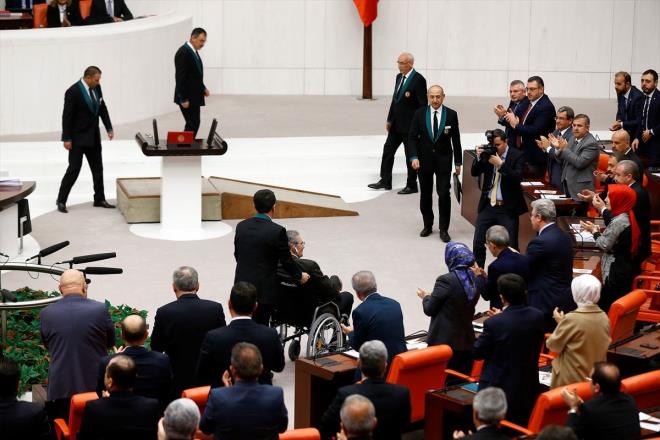 Gk, Deniz Baykal', milletvekili yemini etmek zere krsye davet etti. Baykal, tekerlekli sandalyede, grevlilerin yardmyla krsye geldi. Bu arada milletvekilleri Baykal' ayakta alklad. Baykal, krsye gelirken milletvekillerini eliyle selamlad. Baykal, krsde milletvekili yemini etti. Yeminin ardndan da Genel Kurulda bulunan milletvekilleri Baykal' yine alklad.