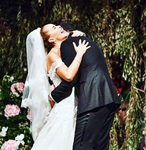 "Dnyann en gzel duygusunu sizlerle paylamann zaman geldi. Evet, anne oluyorum! Bizim bir bebeimiz oluyor&#8230; 16. haftamzdayz ve ben rendiim ilk gnden beri tarif etmesi ok zor duygular yayorum... Sanki bu yama kadar yaadm tm duygular bombo benim iin... Kocaman bir sevin, heyecan, merak, endie, hepsi bir arada... Allah&#8217;n izniyle ve sizlerin de dualaryla bebeimizi salkla kucamza alacamz gn merakla ve heyecanla bekliyoruz. Bu srete sizler de bizim iin hep dua edin olur mu? Allah isteyen; bekleyen dileyen herkese bu mucizeyi nasip etsin ve benim gibi hamileri korusun... Sizi seviyoruz ve ikimiz de pyoruz"