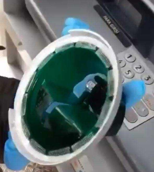 Tersine evirip bakyoruz ve iinde bakn ne buluyoruz? <br> Kart bilgilerini aynen kopyalayan minik bir sistem yer alyor.