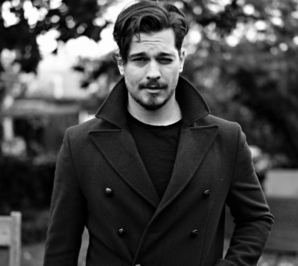 nl isim, 2010 ylnda Best Model of Turkey birincisi oldu. Birinci olduktan sonra yapmclarn peinde kotuu isim, ilk olarak 2011'de Show TV'de yaynlanan Adn Feriha Koydum dizisinde grnd. Diziye devam ederken 2011'de Anadolu Kartallar filminde de nemli bir rol oynamtr.