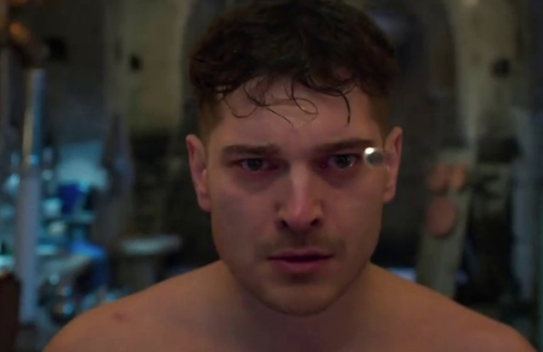 1990 ylnda stanbul'da dnyaya gelen Ulusoy, stanbul niversitesi Orman Fakltesi Sulama Sistemleri blmnde eitim grm ve ayn zamanda Ayla Algan'dan oyunculuk dersleri almaya balamtr.