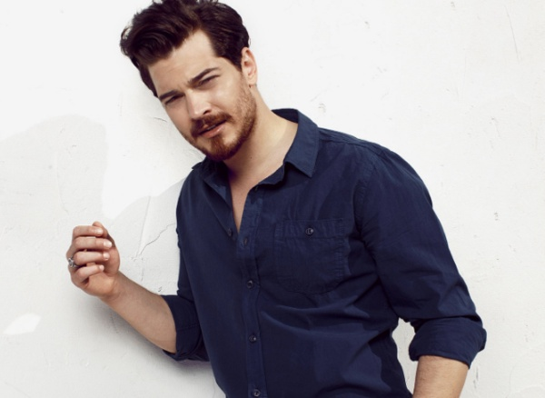 Senaryosunu Ece Yren'in yazd ve 2013 ylnn Eyll aynda Star TV'de yaynlanm olan nl Amerikan dizisi The O.C'nin yerli uyarlamas Medcezir dizisinde barol oynayarak nn arttrmtr.