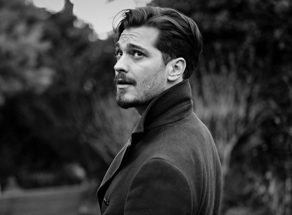 Son olarak getiimiz haftalarda Hazal Kaya ve Ali Atay'n dnnde, kendisi gibi oyuncu Duygu Sarn'la grntlenen aatay Ulusoy'un kilo ald gzlemlenmiti. nl oyuncunun getiimiz gn gittii bir restoranda garsonla ekindii fotoraf ise gndeme bomba gibi dt.