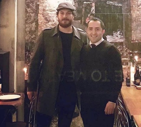 aatay Ulusoy'un bu fotoraf, takipilerini adeta hayal krklna uratt. Ar kilo ald, san ve sakaln uzatt grlen Ulusoy'un son halini grenler, tanmakta glk ekti. Takipileri, Ulusoy'un acilen eski haline geri dnmesini istedi.