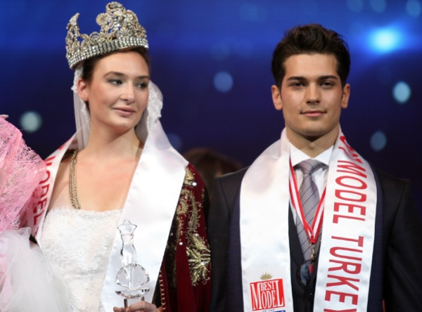 Best Model seildikten sonra nne n katan yakkl oyuncu, "Muhafzda gayet fitti, bu ne hal?", "O eski halinden eser yok imdi" tarznda yaplan yorumlara maruz kald.