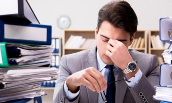 Buna gre, mutlu olduunu beyan edenlerin oran, 2017'de yzde 58 olarak kaytlara geerken, geen yl yzde 53,4 oldu. Mutsuz olduunu beyan edenlerin oran ise yzde 11,1'den yzde 12,1'e ykseldi. Kadnlarda mutluluk oran, 2017'de yzde 62,4 iken 2018'de yzde 57'ye geriledi. Erkeklerde bu oran, yzde 53,6'dan yzde 49,6'ya dt.