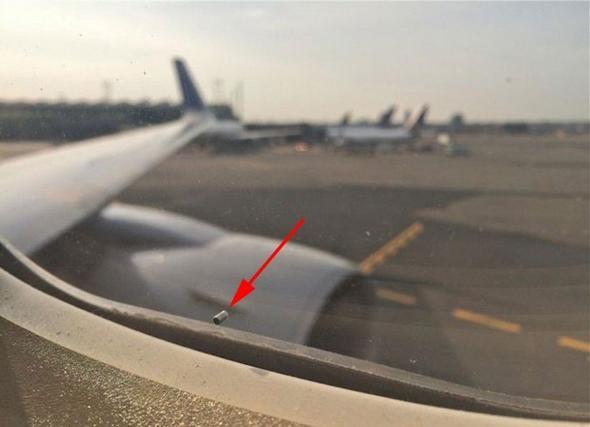 Her uakta var ve mutlaka fark etmisiniz. Sahi bu minik delik ne ie yaryor?