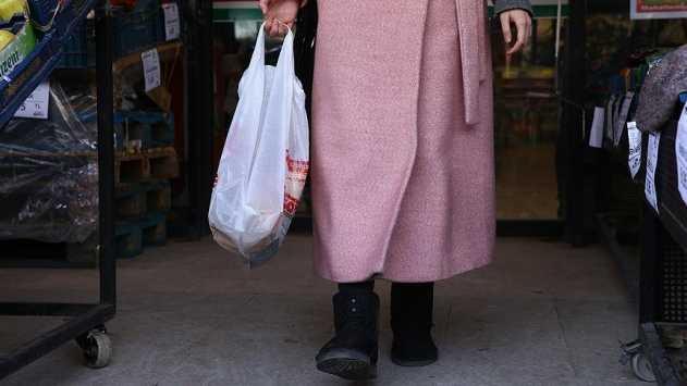 "Bu nedenle poetlerin uzun vadede yasaklanmas, filelerle, bez torbalarla bu ihtiyalarn grerek daha bilinli ekilde plastik poetlerin engellenmesine ynelik tketici bilinli tepki gstermelidir. Ayrca tketici, poet paralarnn kasadan geirilip gemediine ilikin gzlem yapsn. En azndan devlete giden para eksik olmasn. Orada fiini alsn ve fie ilenip ilenmediine ilikin kontroln yapsn."