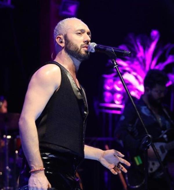 MABEL MATZ (FATH KARACA) KMDR? Fatih Karaca, 31 Austos 1985 tarihinde Erdemli, Mersin'de dnyaya geldi. Mabel Matiz olarak bilinen Trk pop mzik arkcs, ark yazar, eski di hekimi. Ad, Kumral Ada Mavi Tuna romannda yer alan "Tuna" karakterinin takma ad "Mabel" ve ok sarho, dkn kimse anlamlarna gelen eski Yunanca kkenli kelime matizin birleiminden oluur.