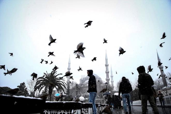 Bu k kar beklenen gnlerdeki scaklklar, ya ve kar ya ayrm izgisindeydi. Bu yln scak gemesi ve hem de ehir s adas etkisi, kar yana olumsuz etki etmitir. Kresel snma ve ehir s adas olumsuzluklarna ramen stanbul'da mart aynda her zaman kar yama ihtimali vardr." deerlendirmesinde bulundu.