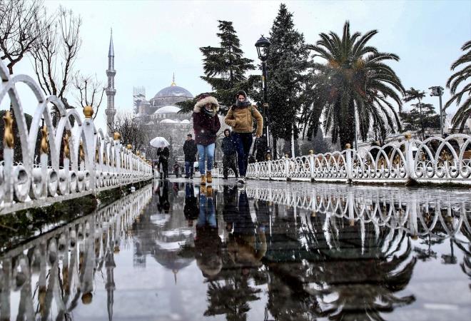 stanbul'da dn akam saatlerinde balayan kar, etkisini srdryor. stanbul'da kartpostallk manzaralar oluurken stanbullular uzun bir aradan sonra yaan karn tadn kard. stanbul Teknik niversitesi (T) Uak ve Uzay Bilimleri Fakltesi Meteoroloji Mhendislii Blm retim yesi Prof. Dr. Hseyin Toros, ehir merkezlerinin normalden 1-2 derece daha scak olmas nedeniyle kar yann az olduunu belirterek, "Bugn stanbul'daki iddetli rzgar ehir s adas etkisini azaltarak kar yamasna ve tutmasna yardmc oluyor." dedi.