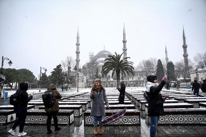 "Ortalama yal gn says 13. En yksek ve en dk scaklklar ise 29 derece ile -11 derece arasnda deiiyor. stanbul'da scaklk genel olarak 3 derecenin altnda olduu zamanlarda kar yaabilmektedir. Yaplan almalara gre mart aynda Marmara Blgesi'nin uzun yllar ortalamasndan daha scak gemesi tahmin ediliyor. stanbul'da mart ay 1 derece scak gese ve 2-3 derecelik ehir s adas etkisi olsa bile ya kar olarak gerekleebilir."