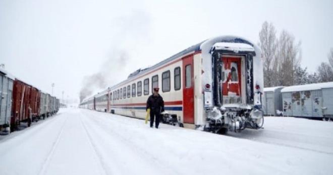 Ankara'dan Kars'a giden Dou Ekspresi'ne ilikin yenilik yaplacak. Kltr ve Turizm Bakan Mehmet Nuri Ersoy, "Dou Ekspresi turizmle ne kmaya, turizm treni olmaya ve amacnn dnda kullanlmaya balad. Biz de diyoruz ki o zaman amacna uygun bir tren daha organize edelim. Turistik amal gidenler de o trenle seyahatlerini gerekletirsinler. Hem Dou Ekspresi vazifesini grsn hem de yeni amacna uygun bir turizm treni daha yapalm" dedi.