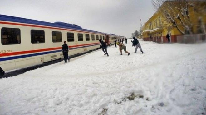 BLETLER KARA BORSAYA DYOR: Tren yolculuunu nostaljiye dntren Dou Ekspres turu, geen yldan itibaren byk ilgi gryor. Hemen herkesin seyahati arzulad bu trendeki en byk sorun ise biletlerinin karaborsaya dmesi. Halen 4 yatakl, 4 pulman, 2 kuetli, 1 yemekli vagonla seferlerine devam eden trende; yatakl vagonda 10 kompartman (1 kompartmanda 2 kii), kuetli vagonda 10 kompartman (1 kompartmanda 4 kii), pulman vagon ise 60 kii kapasiteli hizmet veriyor.