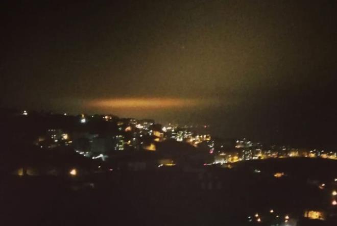 lk anda herkes esrarengiz  'UFO' mu diyerek endieli gzlerle inceledi. Cep telefonu ve fotoraf makinalar ile ekilen grntler merak yaratt.