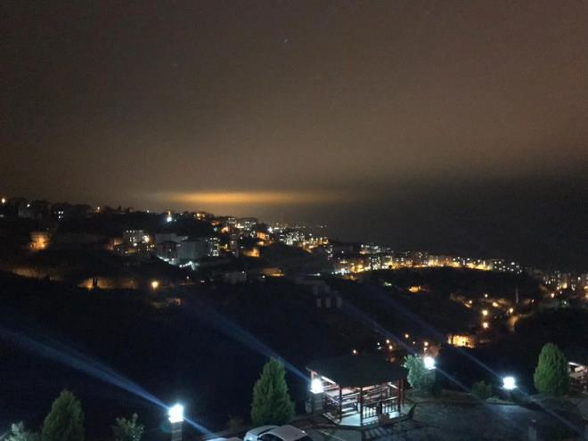 IIK VE SSN BRLEM : Trabzon'da gecenin konusu olan olay bir doa yansmasyd. Gece karanlnda gkyzne vuran ehrin klar sis tabakas ile birleince ortaya byle yansma karmt.