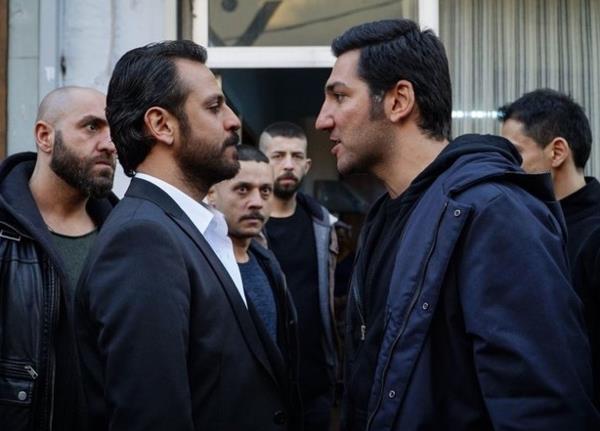 Show TV'de ikinci sezonunu geiren ve her Pazartesi gn zorlu rakiplerine ramen reytinglerde zirveye oynayan ukur dizisinde beklenmeyen bir ayrlk meydana geldi. Dizinin dn akam yaynlanan 54. blmnde gerekleen olayda, nl ismin veda ettii renildi.