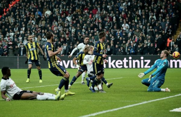 All Nigeria Soccer (Nijerya): Chelsea'den Fenerbahe'ye kiralanan Moses, stanbul derbisinde bekleneni veremedi, devre arasnda kenara geldi.