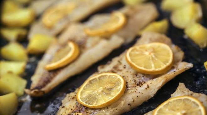 zellikle geliimi tamamlayan omega-3 asidi hakknda Aytekin, "Kalp hastalklarndan kansere kadar hemen hemen tm hastalklardan korunmada zm balk yandan geiyor. Omega-3 olarak da bilinen besin kayna doal olarak balk yiyerek alnd gibi kapsl eklinde hazrlanan ilalardan ya da sv hlde de alnabiliyor. Ekmei bu kadar tketeceimize balk ya tketsek IQ seviyelerimiz ykselir. ehir efsanesi de yklsn artk. Balk ya kilo aldrmaz. Baln stne limon sklmaz. Limon, omega-3 ile etkileime girdiinde onu bozar, etkisini kaybetmesine sebep olur" eklinde aklamada bulundu.