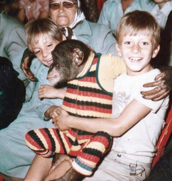 Kardeim ve ben bir de maymun. Ne gzeldi o gnler...