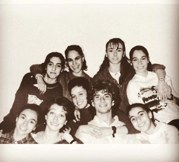 Ankara Devlet Konservatuvar Bale Blm. Ne zel bir hatra. O sene Fransz Gen Balesine ( Le Jeune Ballet de France) gitmitim. Kz arkadalarmla vedalama fotoraf bu sanrm...