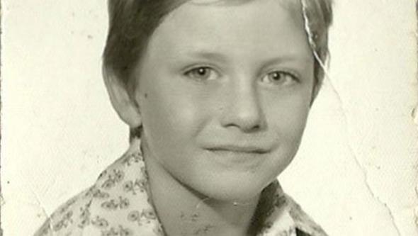 nl oyuncu ve balet Tan Satrk, sosyal medya hesabndan ocukluk fotorafn paylat.