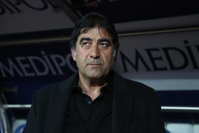 nl oyuncunun, Trabzonspor Teknik Direktr nal Karaman'n yardmclarndan mit nal'n kardei olduu renildi.