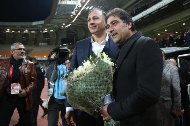 Karlama ncesinde dostluk rzgarlar esti. ki takm teknik direktrleri yan yana gelip birbirlerine baar diledi.