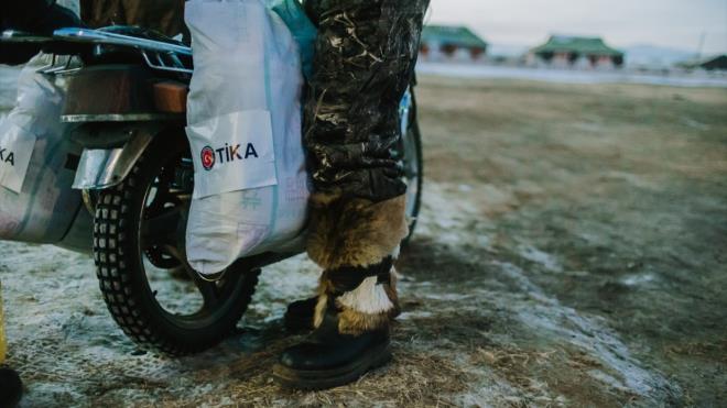 TKA yetkilileri, ren geyii srleri besleyerek hayatlarn srdren Duha Trklerinin yaamlarna katkda bulunma amacyla Rusya Federasyonu Tuva zerk Cumhuriyeti&#8217;nden 20 damzlk ren geyii temin ederek taygada yaayan Duhalara datt.