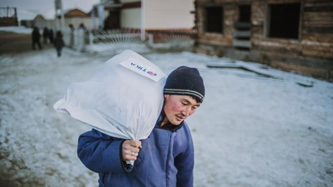Duha Trklerine yaklak 10 ton gda malzemesi ulatrld  Un, ya, eker, ay, pirin gibi rnleri ieren 263 gda paketi, zellikle hava scaklnn sfrn altnda 40 ila 50 dereceye dt k aylarnda ulamn ok zor olduu Hvsgl vilayetine bal Tsaganur ilesinde ve buraya 2 saat mesafede yaayan Duha Trklerine ulatrld.