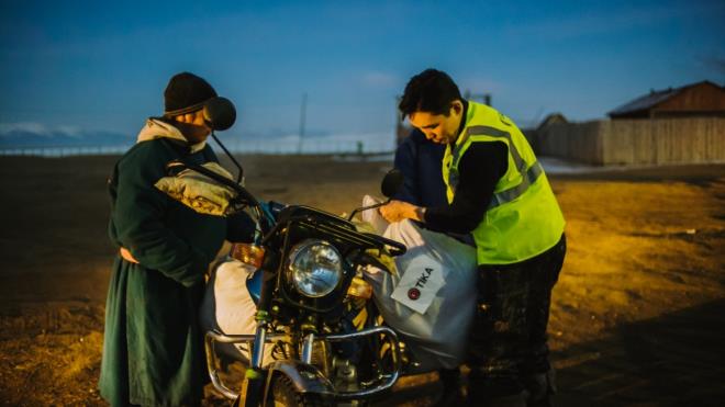 Duha Trkleri unutulmad  TKA, Duha Trklerinin eitimine ynelik yardm projeleri de yrtt. Bu erevede yaklak 500 rencisi bulunan, 58 retmen ile hizmetlinin grev yapt Tsaganur ile okulunun tadilat yapld. Ayrca, blgede yaayan ocuklarn uygun koullarda eitim alabilmeleri amacyla okulun ihtiya duyduu malzeme ve ekipmanlar temin edilerek okul tam teekkll hale getirildi. ocuklarn yatl okuyabilmesi iin okul yaknndaki yurt binasnn tadilatn da TKA yapt. Tsaganur ilesindeki genel retim okulunda okuyan rencilerin yzde 66&#8217;s Duha Trklerinin ocuklarndan oluuyor.